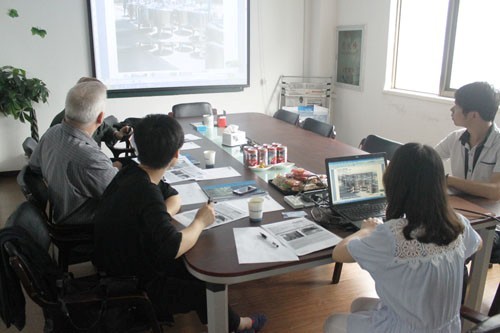 惠合同事與澳大利亞不銹鋼儲(chǔ)罐客戶洽談現(xiàn)場(chǎng)