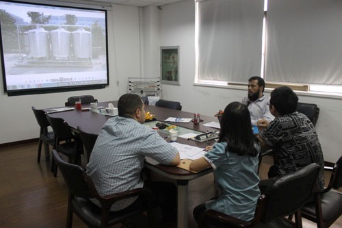 也門(mén)番茄醬生產(chǎn)線(xiàn)客戶(hù)與惠合工程師洽談現(xiàn)場(chǎng)2