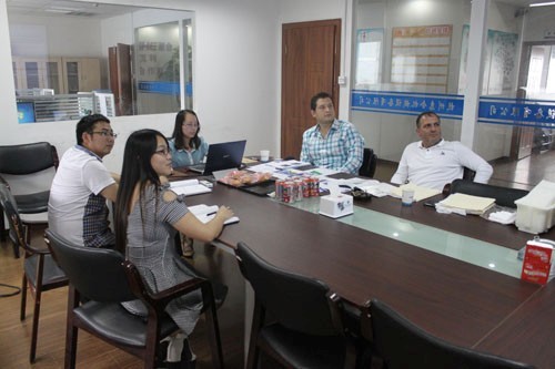 惠合同事與委內(nèi)瑞拉奶酪生產(chǎn)線客戶洽談工藝